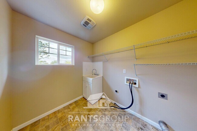 Building Photo - Gorgeous 4 Bed/2.5 Bath Pet-Free Home in Horizon Pointe!