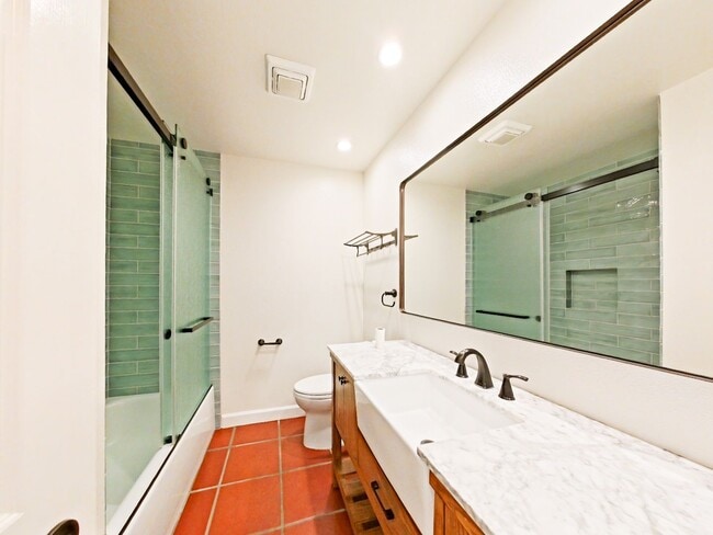 Building Photo - Charming 2-Bedroom Single-Story Furnished ...