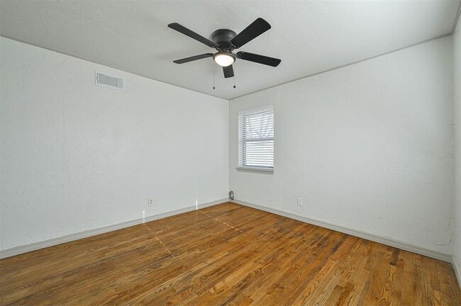 Building Photo - 2312 N Warren Ave