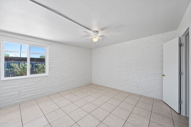 Building Photo - Eastside Spacious home