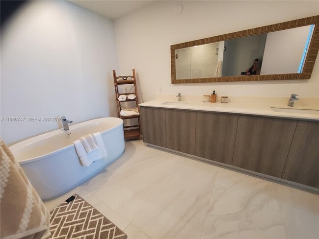 Building Photo - 17550 Collins Ave