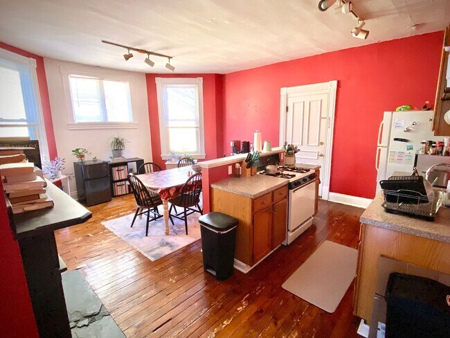 Building Photo - 715-17 Summerlea St