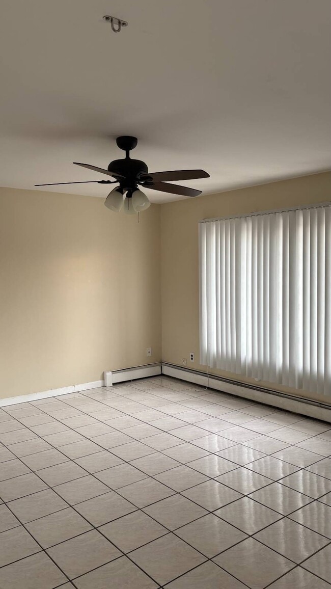 Building Photo - 182 Jerusalem Ave