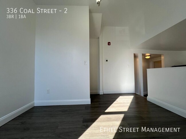 Building Photo - Spacious Newly Renovated 3 Bedroom Apartment