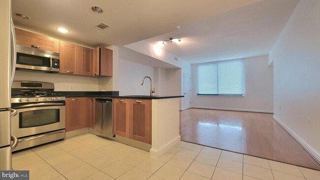 Building Photo - 2451 Midtown Ave