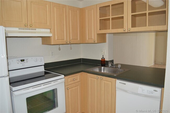 Building Photo - 9320 Fontainebleau Blvd