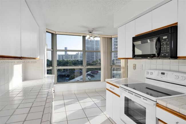 Building Photo - 3530 Mystic Pointe Dr