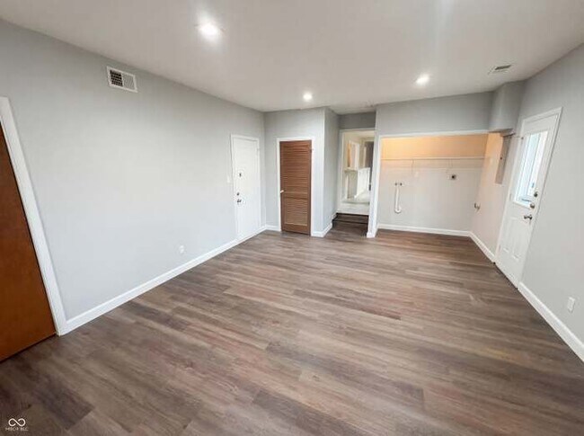 Building Photo - 10209 Broadway St