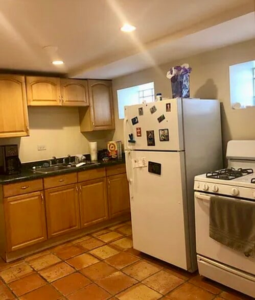 Kitchen - 1610 N Wolcott Ave