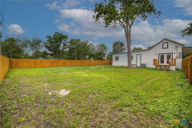 Building Photo - 312 N La Vernia St