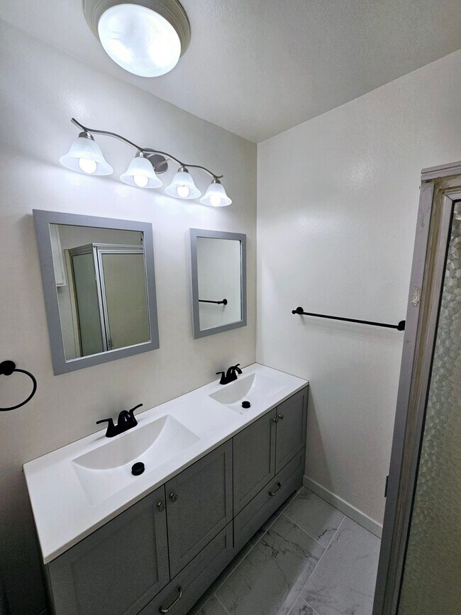 Building Photo - 5400 Newcastle Ave