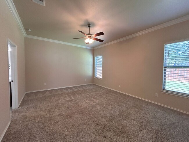 Building Photo - 4 bedroom 3 bathroom