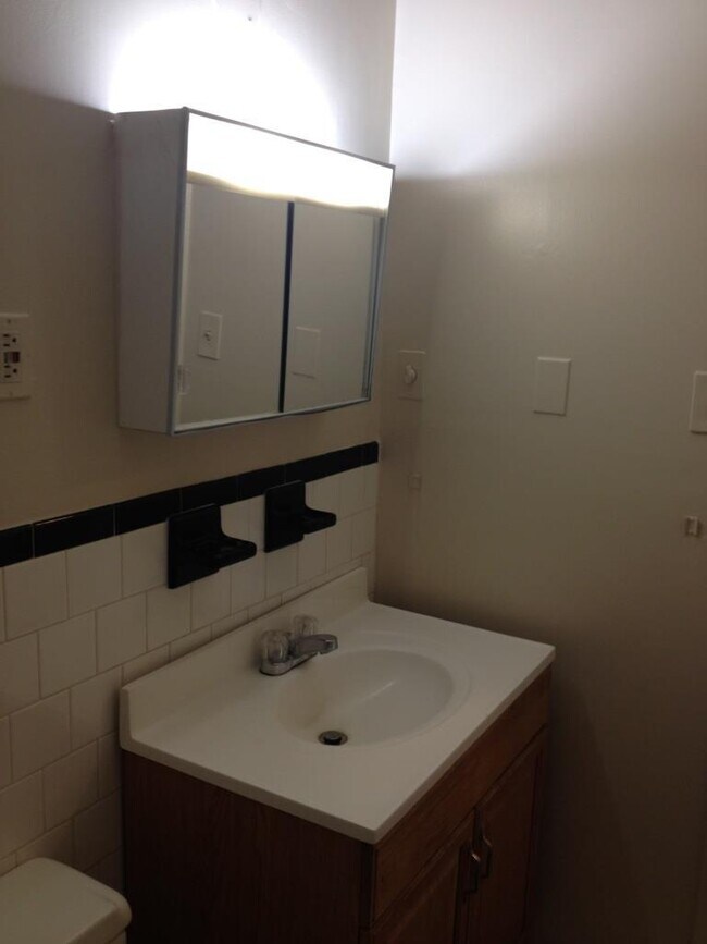 Building Photo - Spacious One Bedroom/One Bathroom Apartment in Montpelier Village with Panoramic Balcony Views wi...