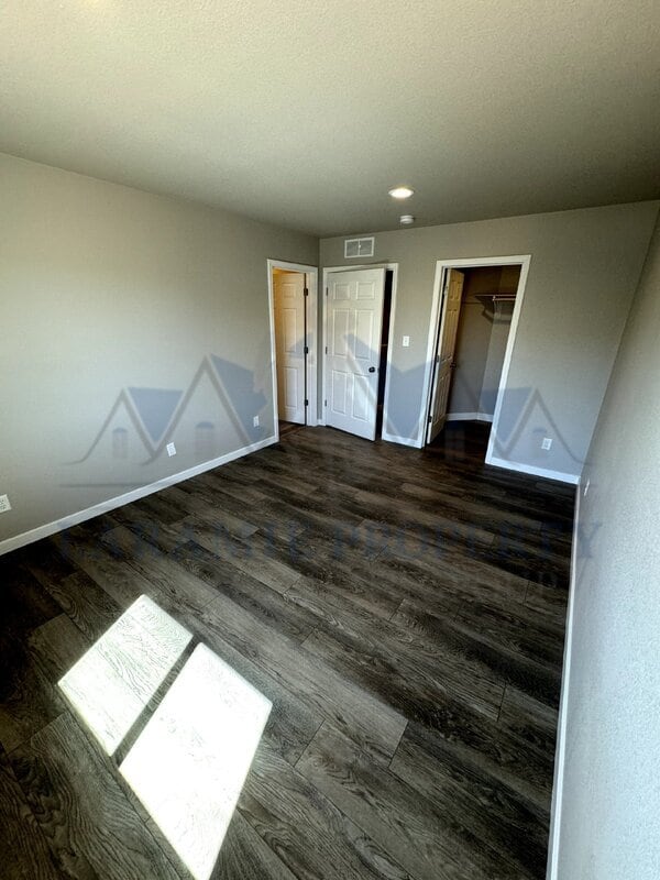 Building Photo - 4521 E Bobolink Ln