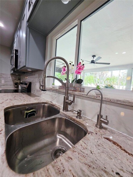 Building Photo - 3435 Overlook Dr NE