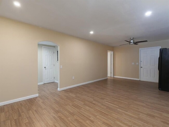 Building Photo - 16 Huntcliff Dr