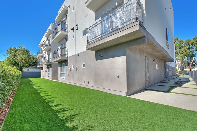 Building Photo - Luxury 2 & 4 Bed Townhomes in NoHo!