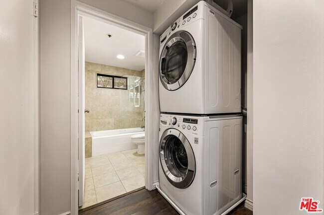 Building Photo - 727 S Ardmore Ave