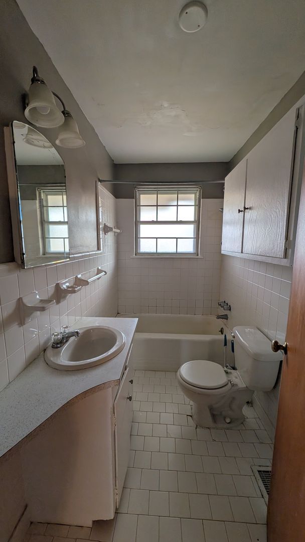 Building Photo - Cute 2BR House with Large Kitchen, Lots of Natural Light