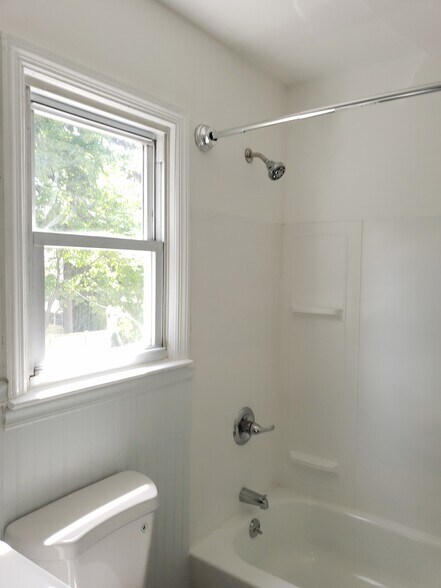 Building Photo - 236 Thompson Pl