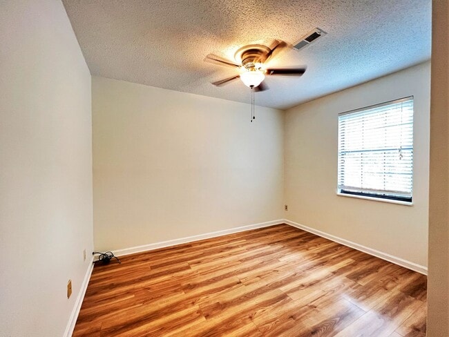 Building Photo - GREAT NORTHWEST LOCATION 2 BDRM / 2 BATH C...