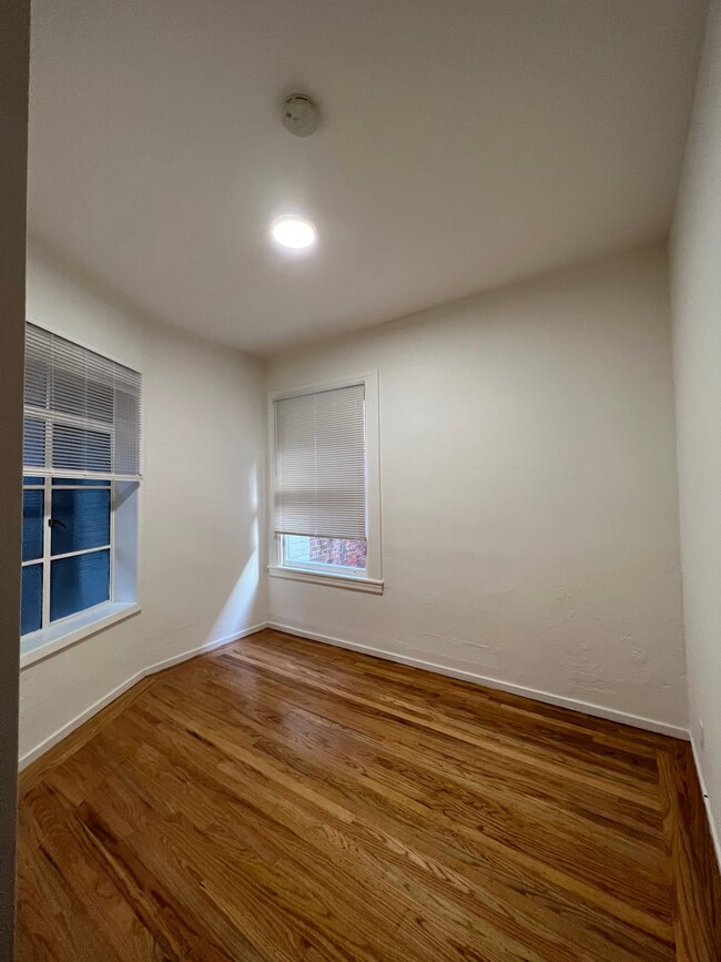 Building Photo - CHINATOWN - 2 Bedroom/ 1 Bathroom Apartmen...