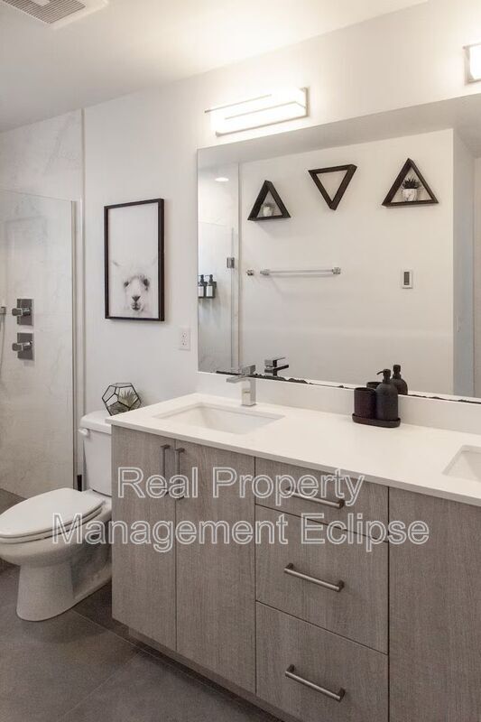 Building Photo - 8819 Midvale Ave N