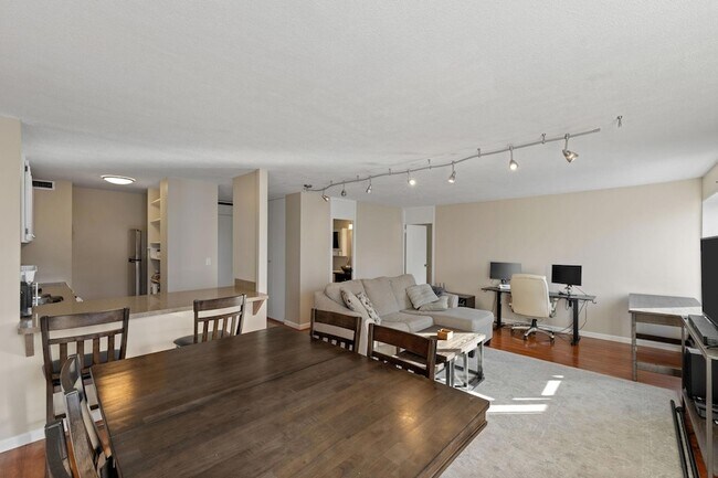 Building Photo - 19 S 1st St