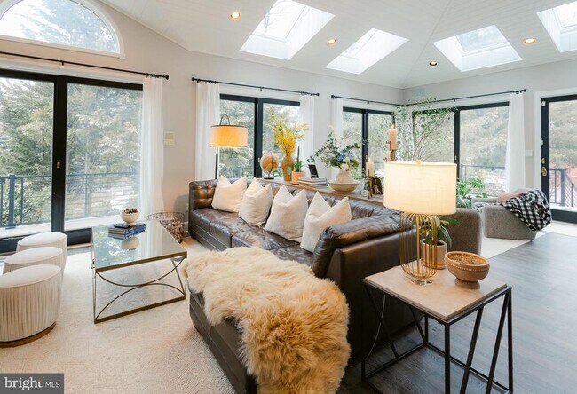 Building Photo - 15841 York Rd