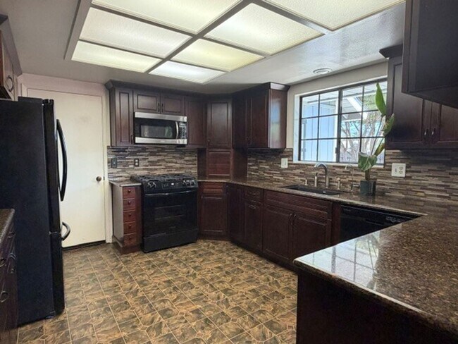Building Photo - Three Bedroom Single Family Home