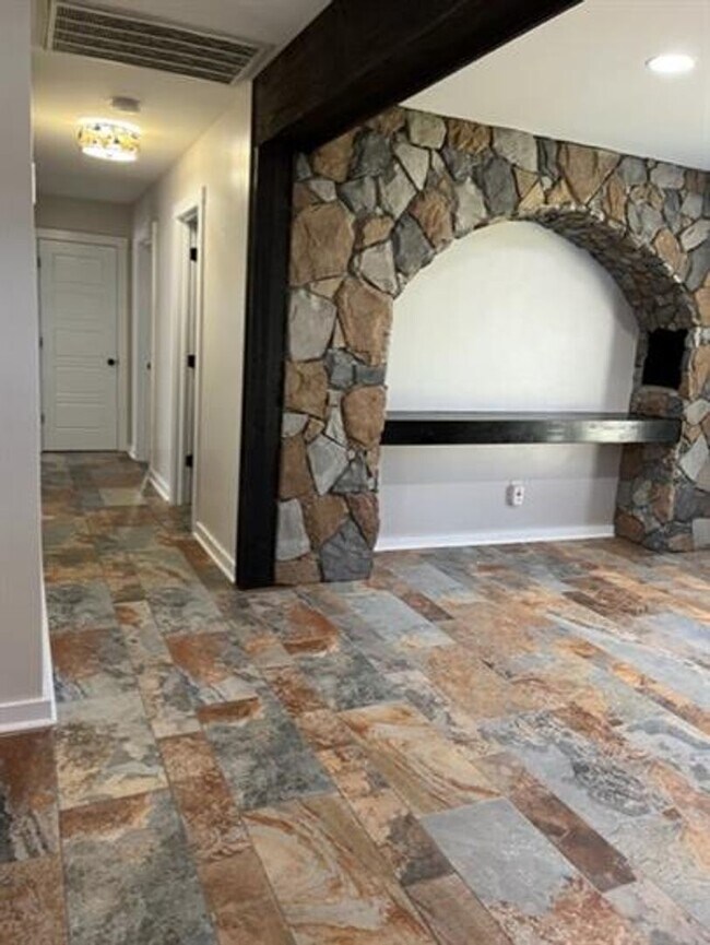 Building Photo - Renovated Brick Ranch Home