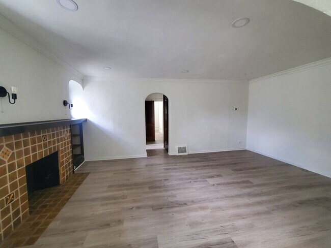 Building Photo - 13407 Puritas Ave