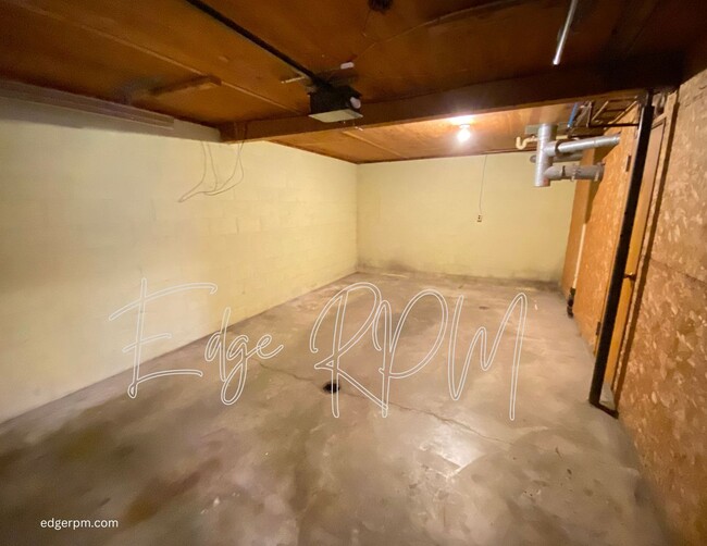 Building Photo - Updated 2 Bedroom, 1 Bath Townhome – Great...