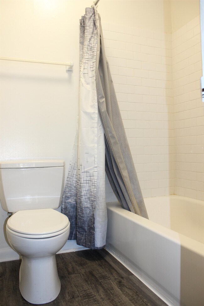 Building Photo - 409 Westwood Dr