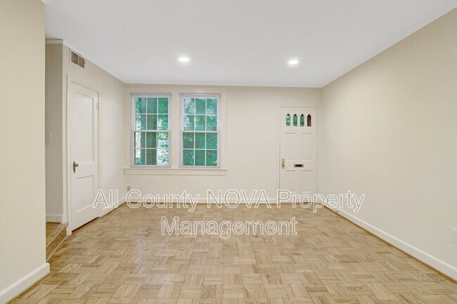 Building Photo - 1020 S Barton St