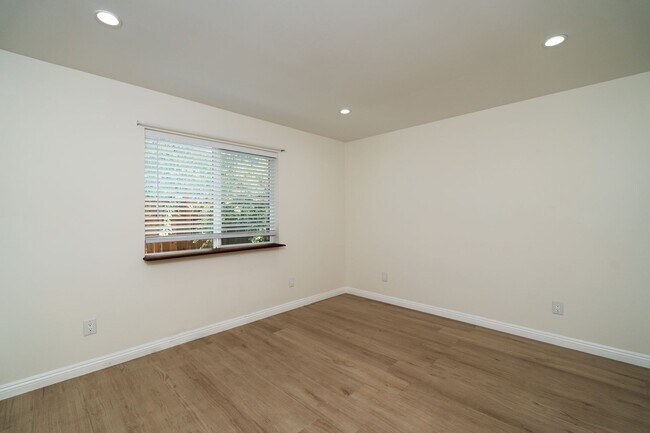 Building Photo - 449 Norumbega Dr