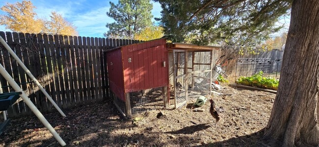 Building Photo - Charming Country Living Home with Modern Amenities!