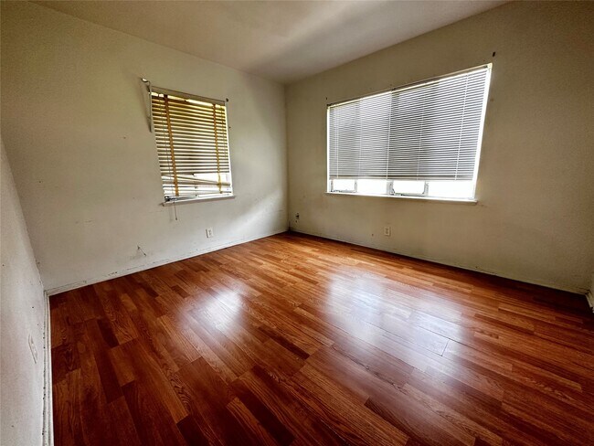 Building Photo - 5210 Stuyvesant Ln