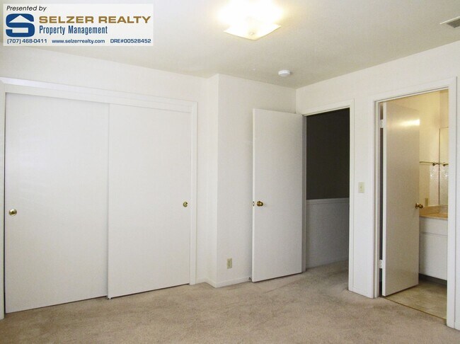 Building Photo - 206 Main Cir