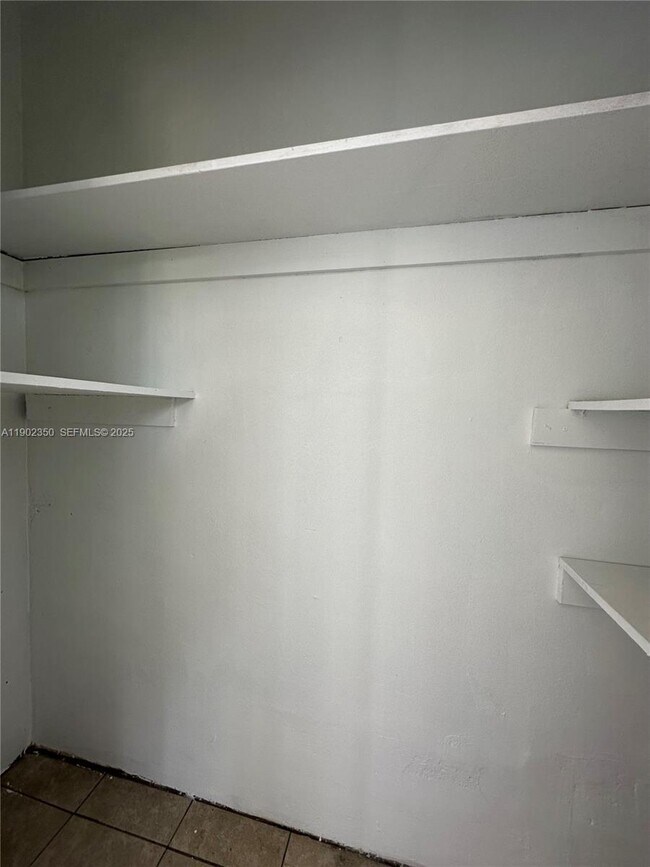 Building Photo - 110 NE 19th Ave