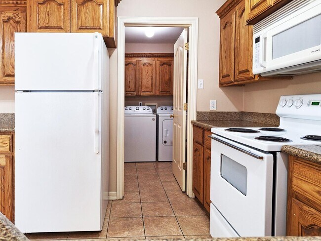 Building Photo - 1402 W Kiwi Ave