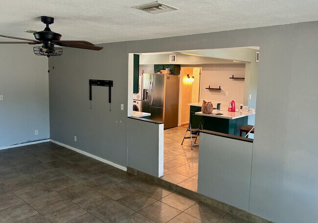 Building Photo - 2012 E Tonopah Dr