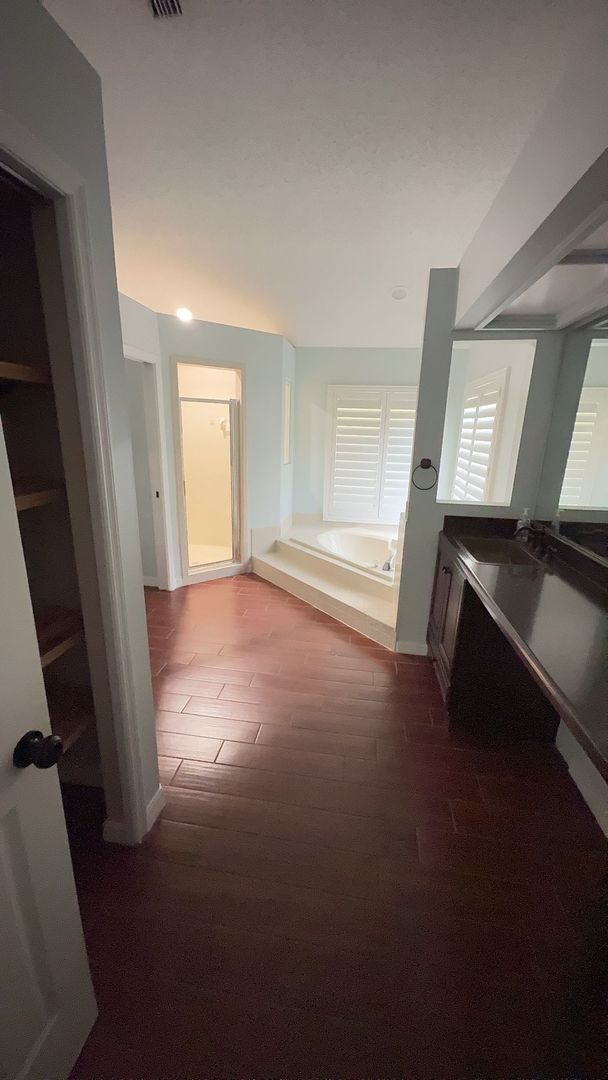 Building Photo - For Rent: A dazzling 5-bedroom, 3-bathroom...