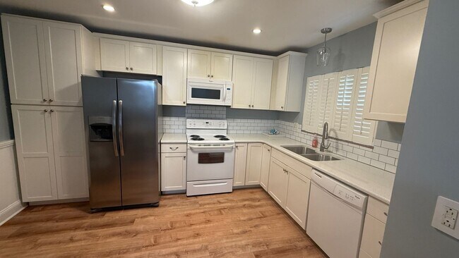 Building Photo - Single Family Three Bedroom in South Hills