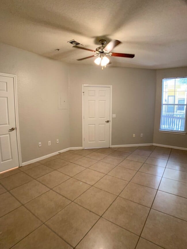 Building Photo - $600 Deposit* Beautiful 2/2 with pool view...