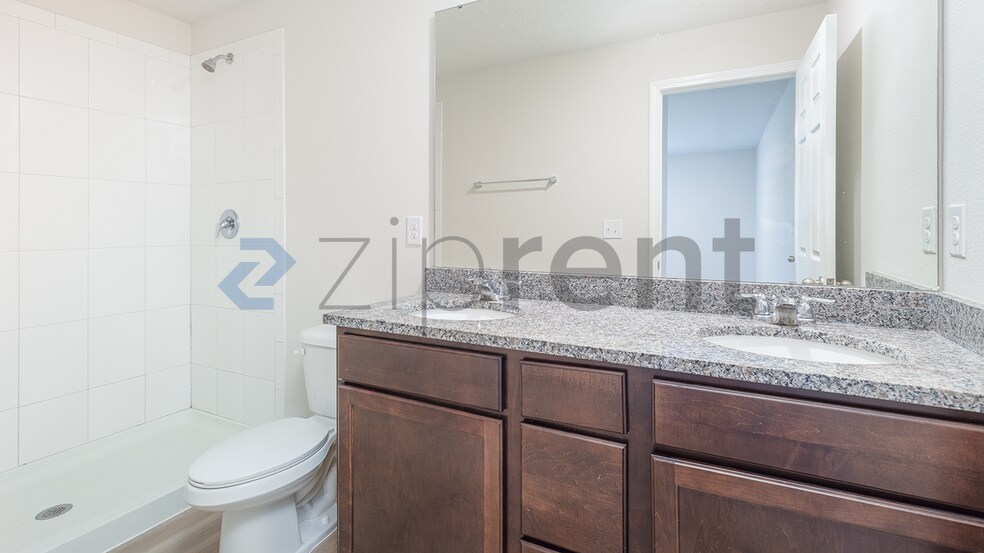 Building Photo - Unit B
