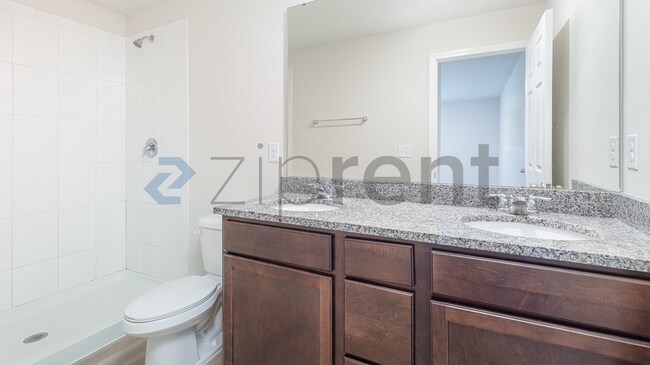 Building Photo - Unit B