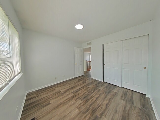 Building Photo - 945 Park Hill Cir