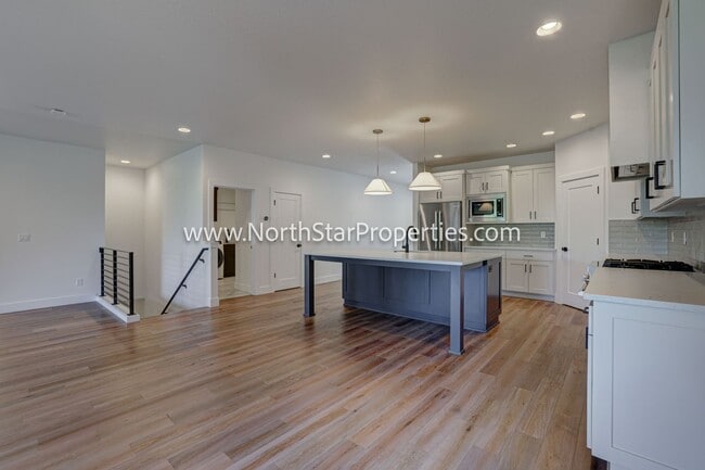 Building Photo - Beautiful home in NW Bend