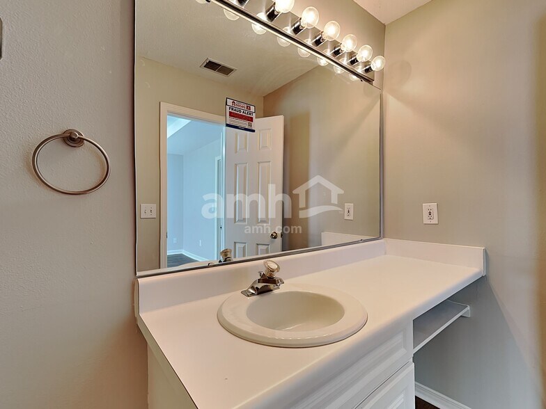 Building Photo - 104 Remington Ct